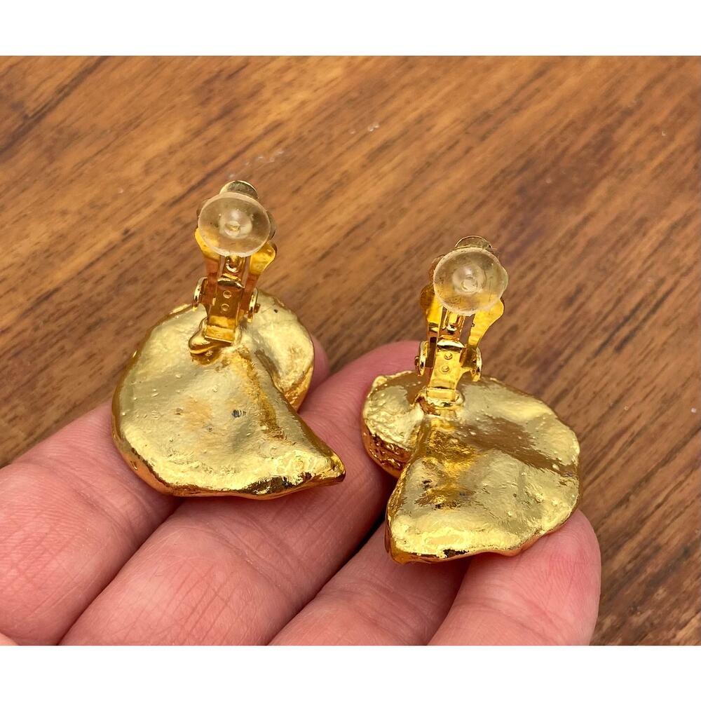 Vintage Sculptural Clip On Earrings Gold Tone Abstract Ribbon Faux Pearl Accents - Picture 3 of 13